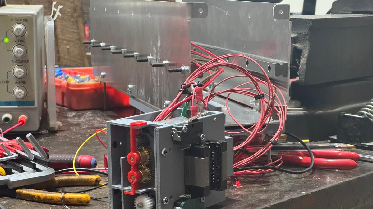Aluminium housing with motorised carrier